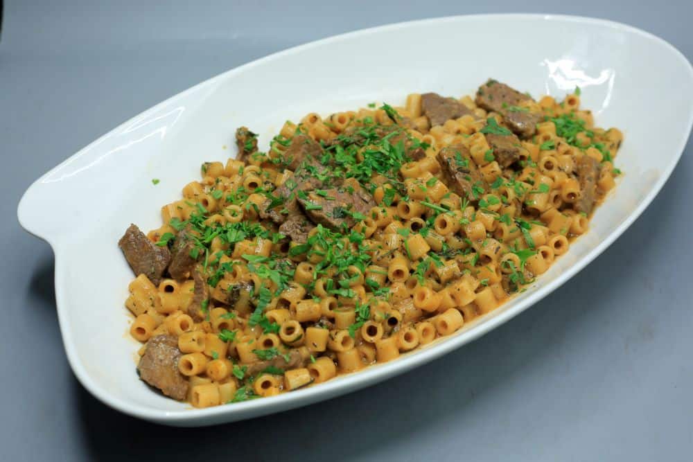 لحم مع المكرونة
