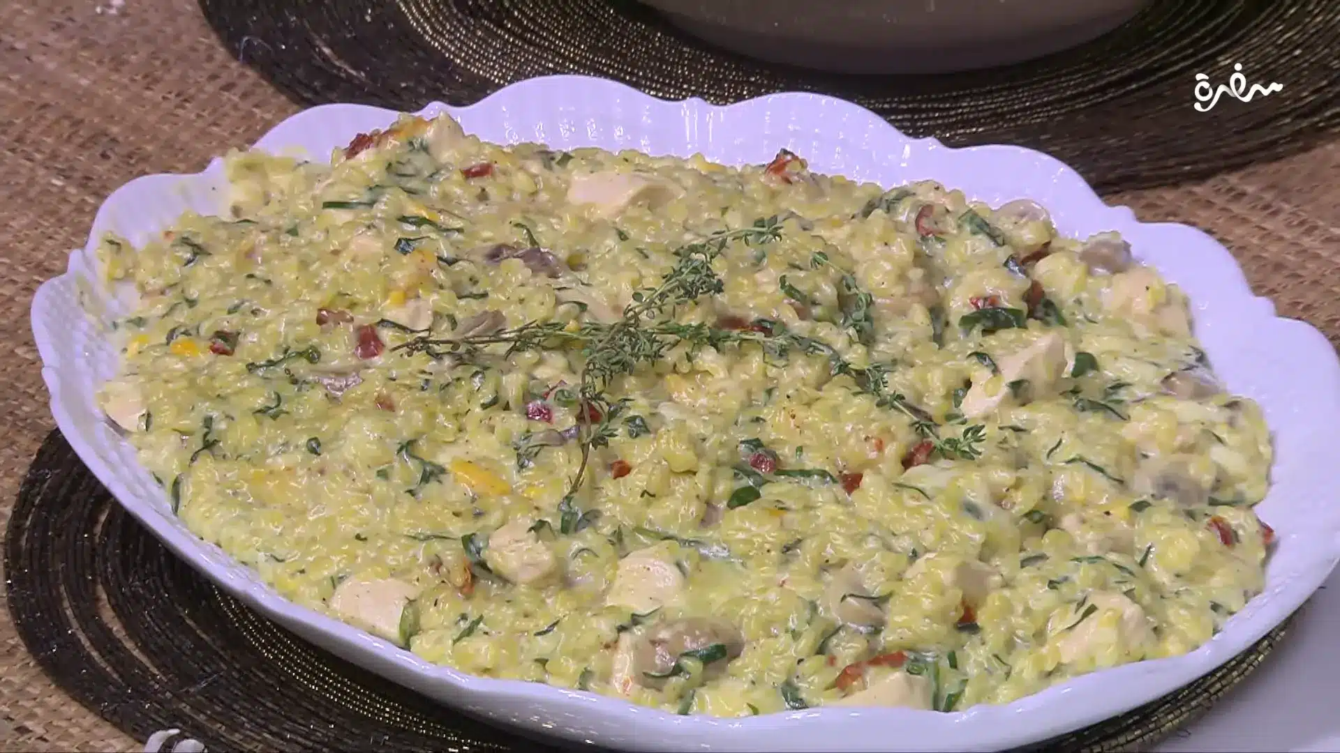 لسان العصفور بالدجاج والمشروم