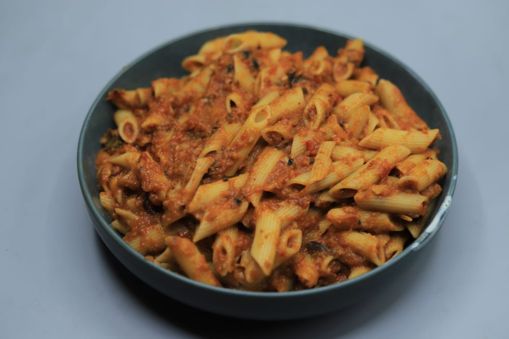 مكرونة بصوص الباذنجان والطماطم