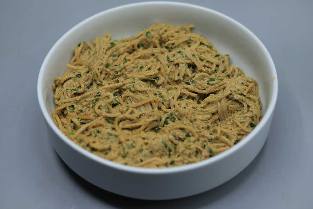 مكرونة بصوص السبانخ والسماق