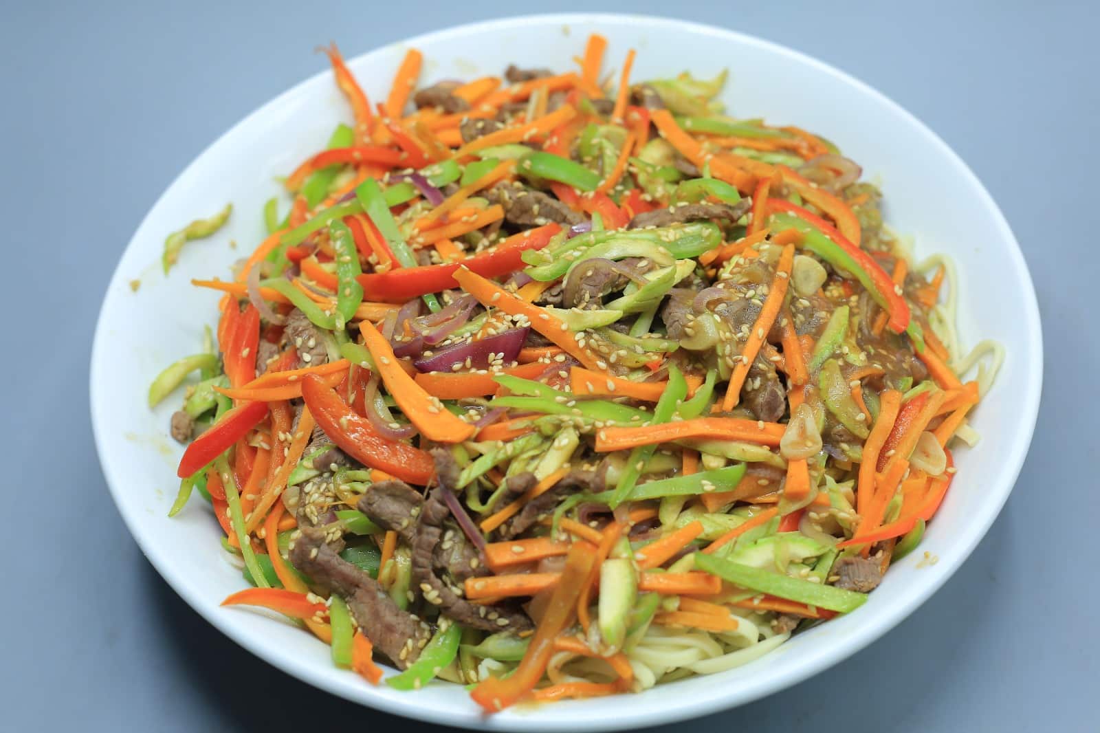 نودلز اللحمة والخضار