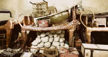 المشهد المذهل لغرفة الكنوز المكدسة في مقبرة توت عنخ آمون