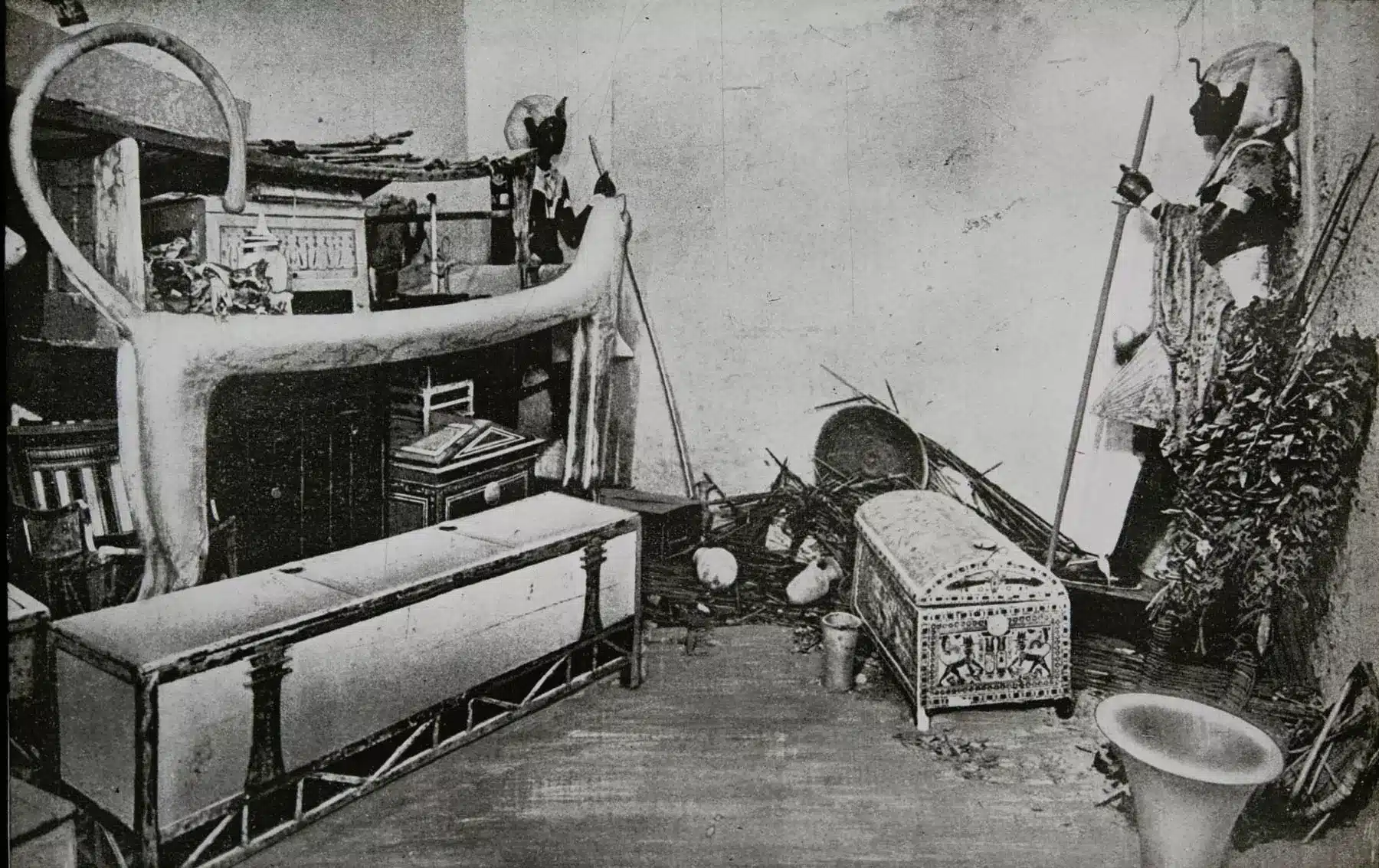 تمثالا الكا يحرسان كنوز الفرعون الذهبي