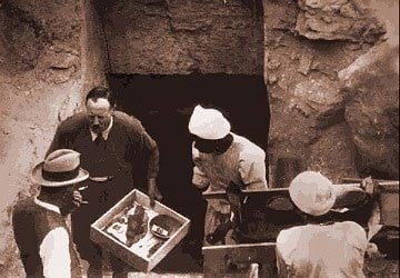 كارتر أمام مدخل مقبرة توت عنخ آمون