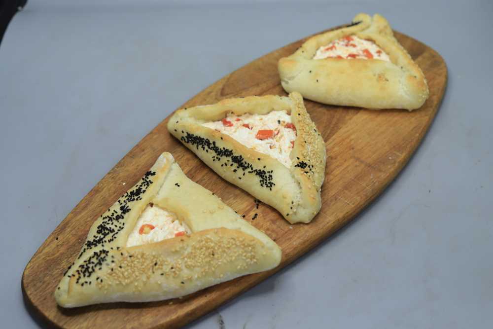 مخبوزات بالجبنة والطماطم