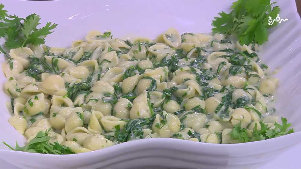 مكرونة السبانخ والكزبرة الخضراء