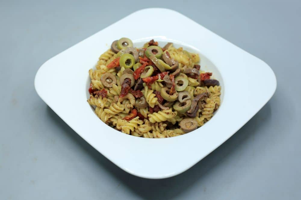 مكرونة بالزبدة والزيتون