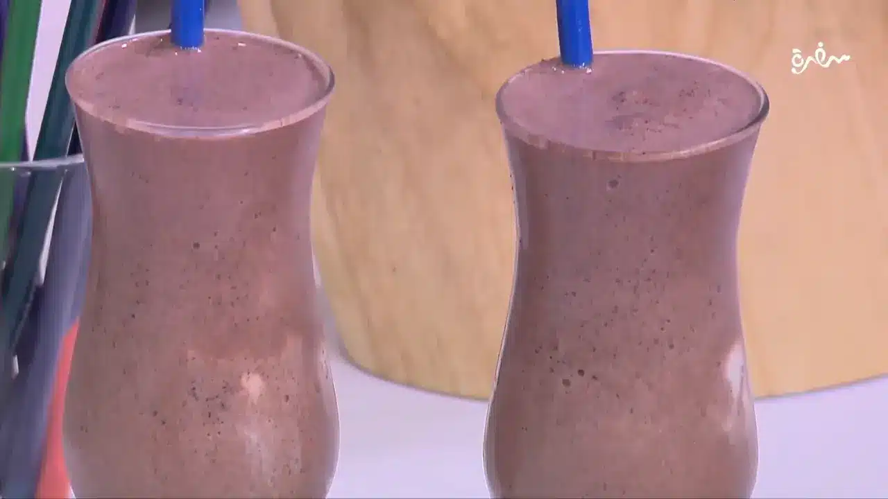 ميلك شيك فراولة بالشوكولاتة