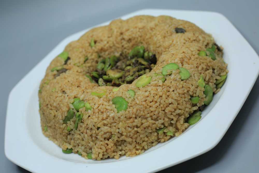 أرز بالفول الأخضر