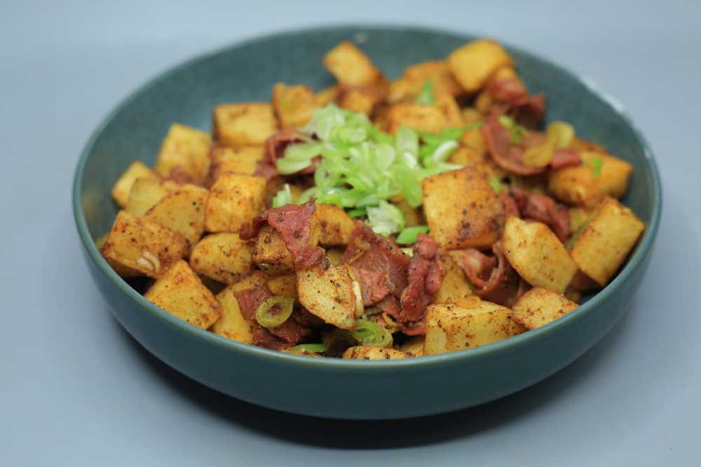 بطاطس بالبسطرمة والبصل الأخضر