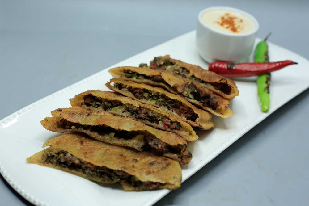 حواوشي لحم بالسجق