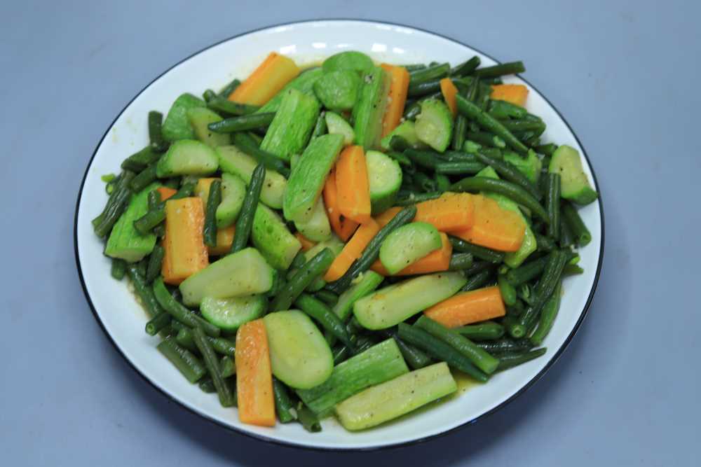 خضار سوتيه بالثوم والزبدة