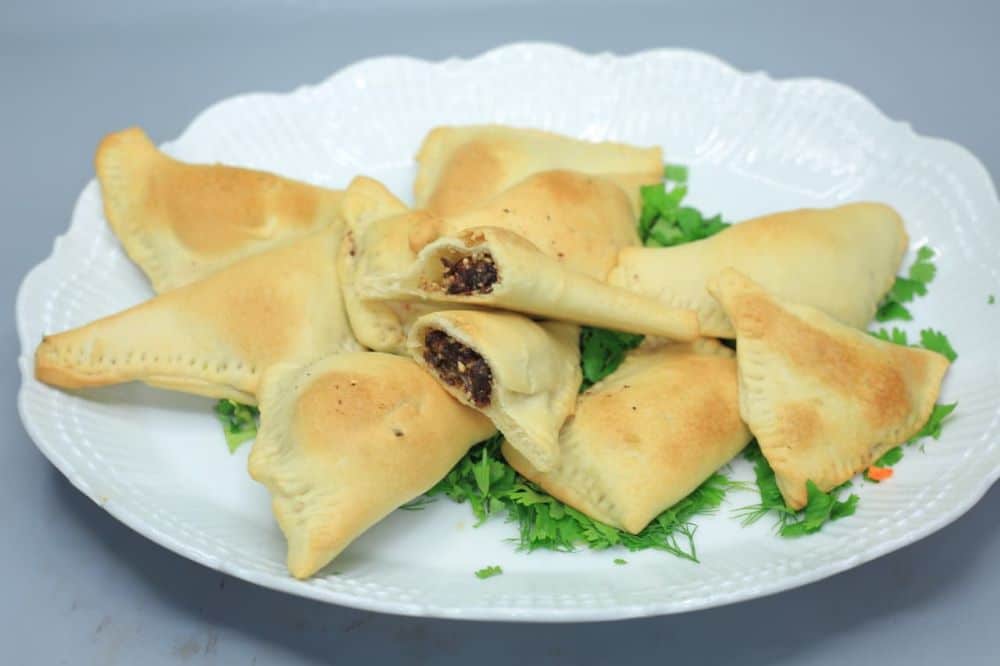 سمبوسك بالبصل المكرمل والسمسم