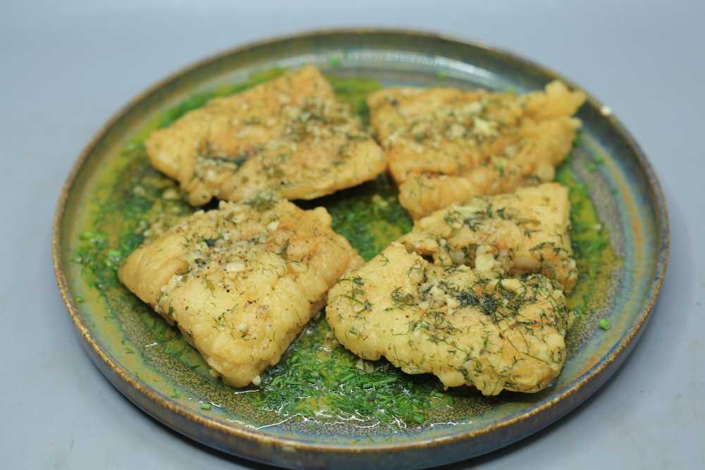 سمك مقلي بصوص الشبت والليمون