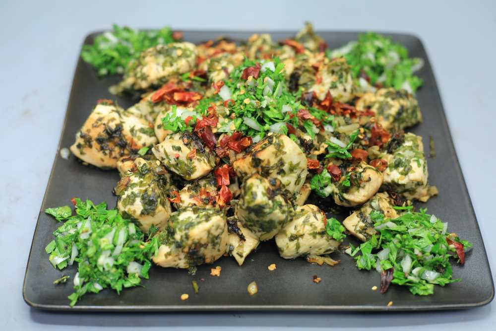 صدور دجاج مشوية بخلطة البقدونس