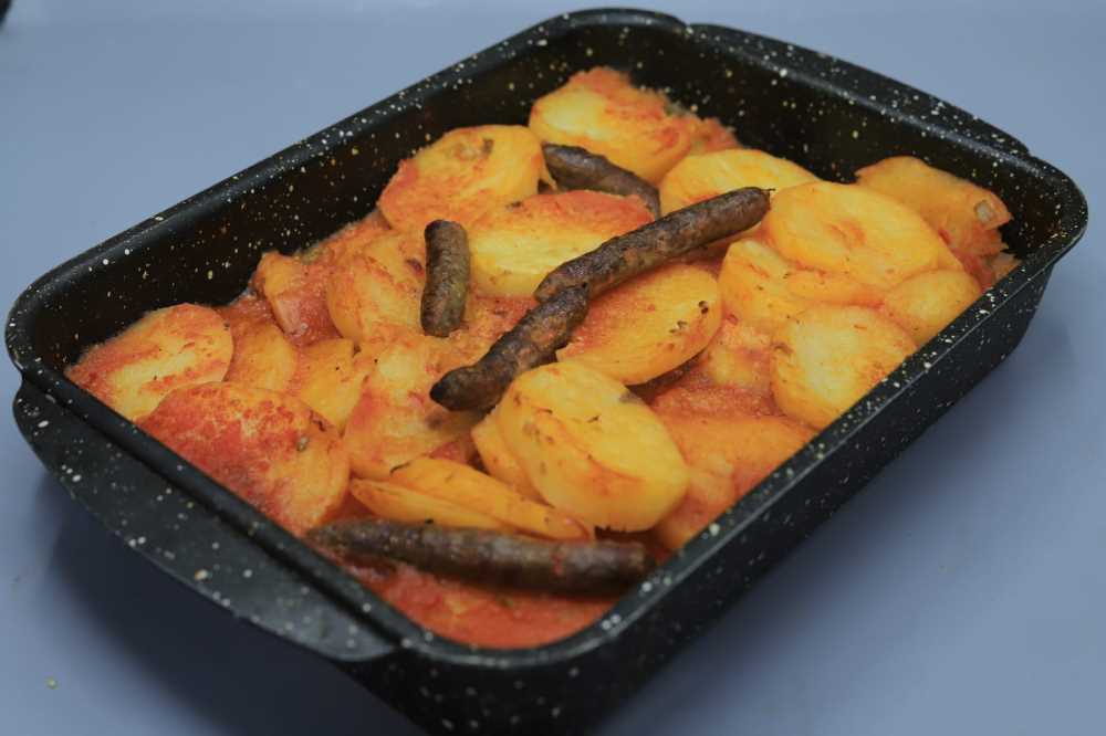 صينية بطاطس بالسجق