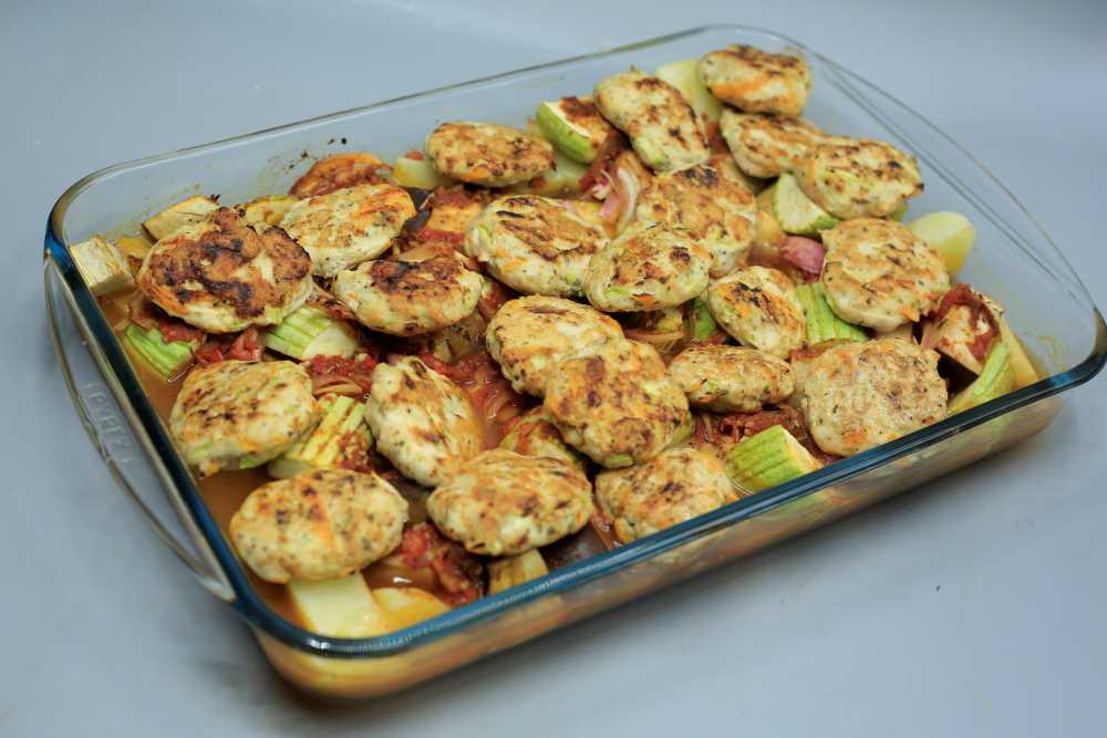 كفتة دجاج بصوص الطماطم