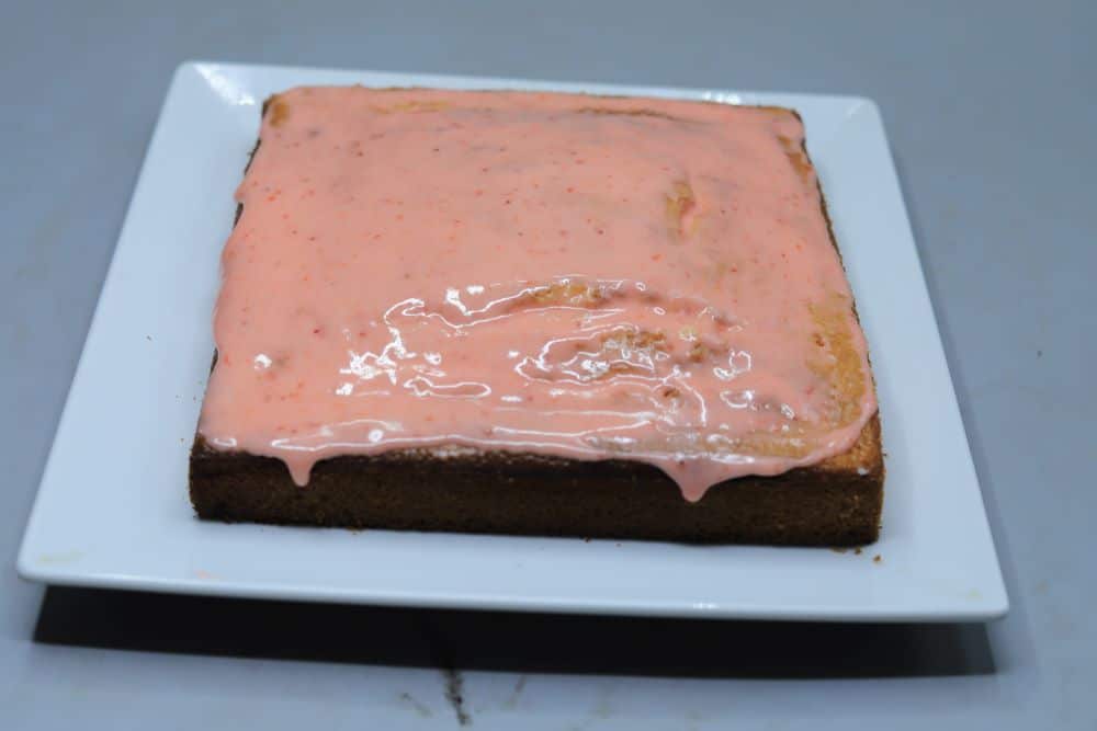 كيك شاي البابونج مع آيسنج الفراولة