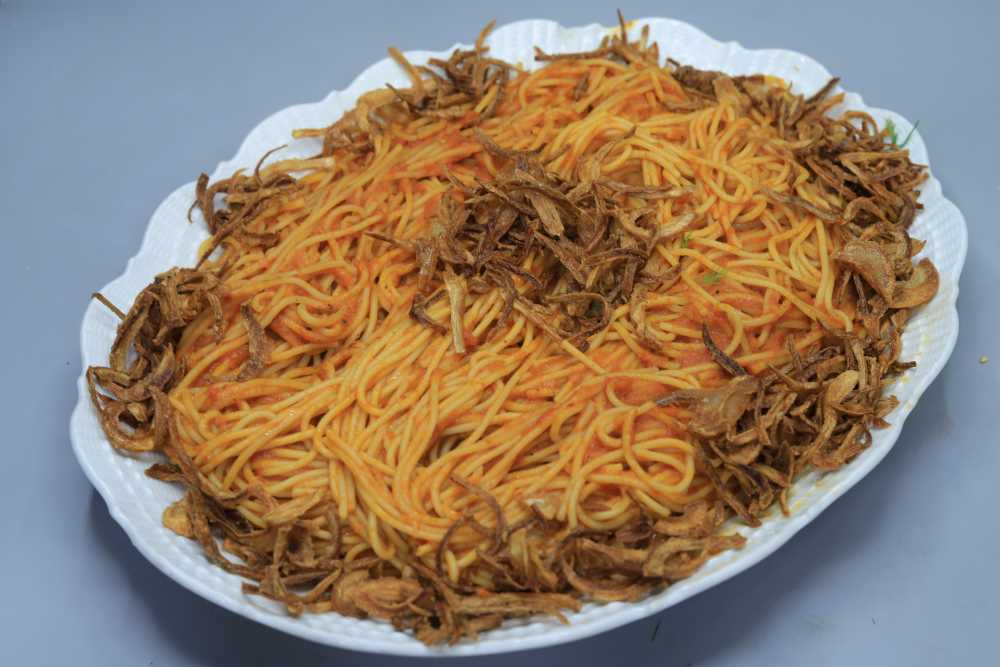 مكرونة بالصلصة والبصل المحمر