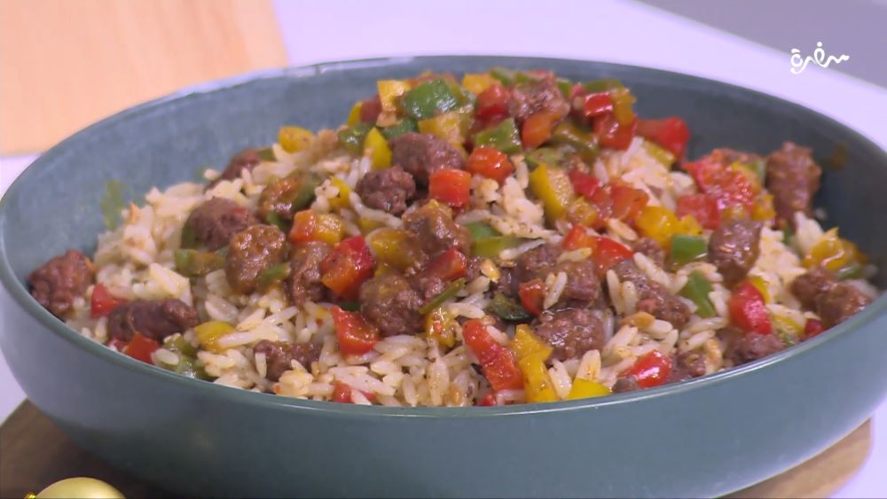 أرز بالسجق والفلفل الألوان