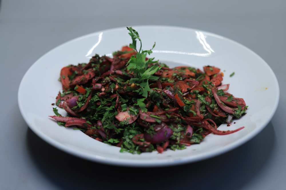 بصل بالسماق والطماطم