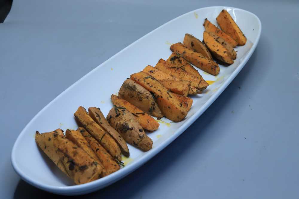 بطاطا حلوة مشوية بالزعتر والروزماري