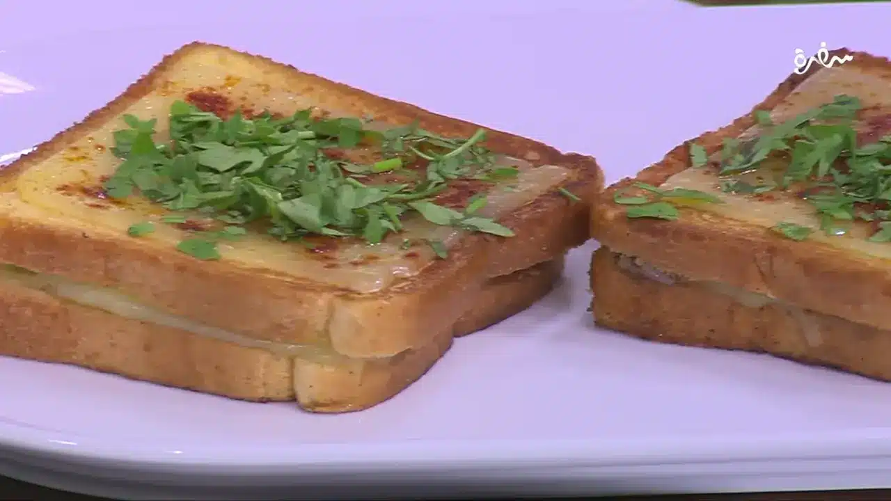توست لحمة مفرومة بالجبنة المشوية