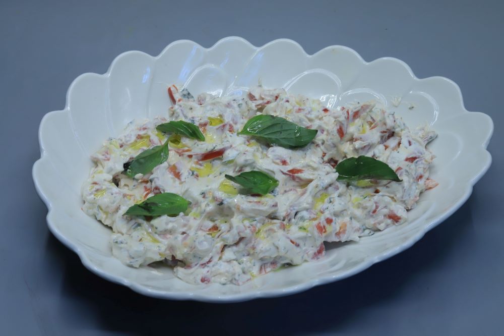 سلطة لبنة بالطماطم والأوريجانو