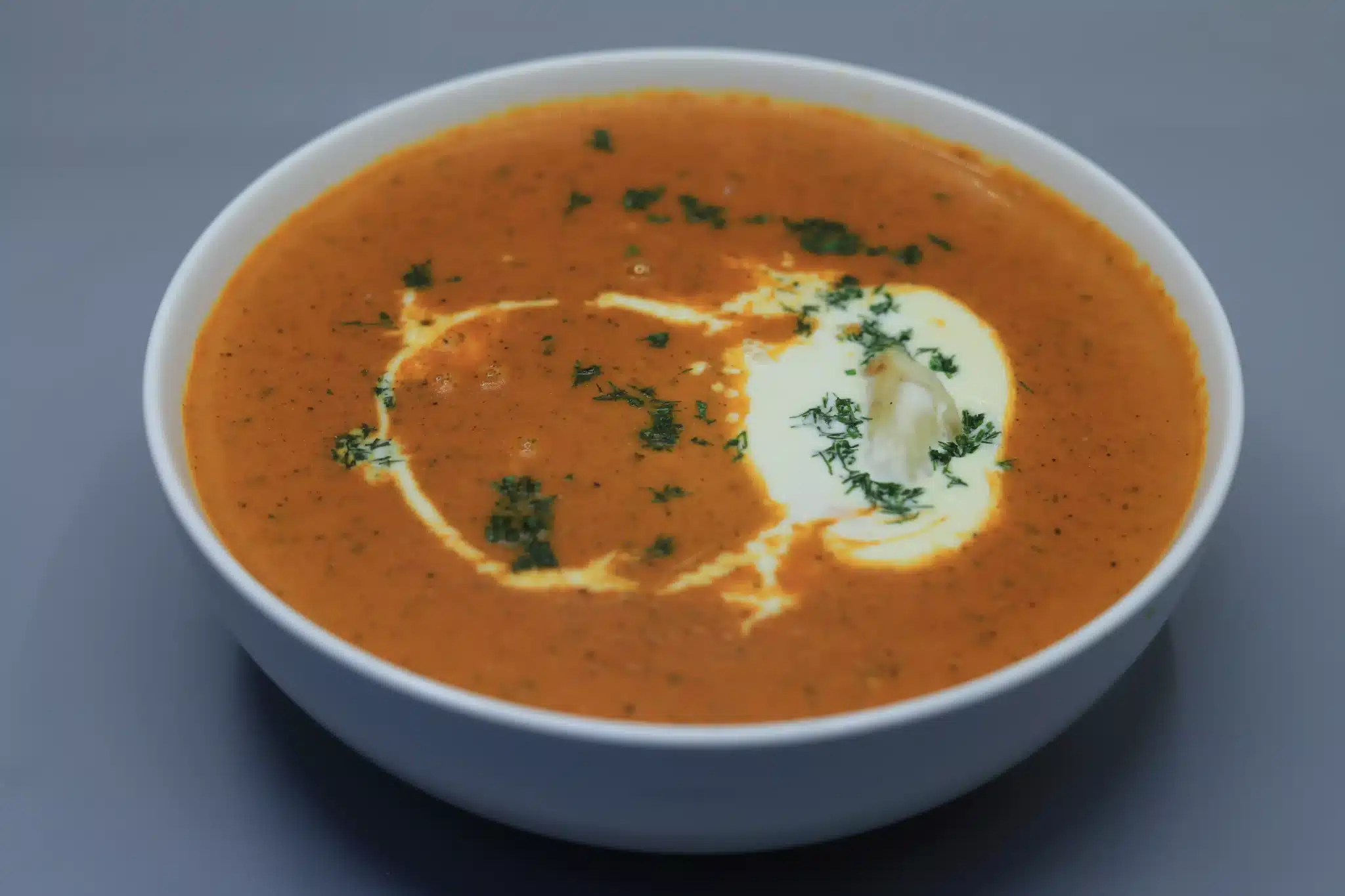 شوربة طماطم بالريحان