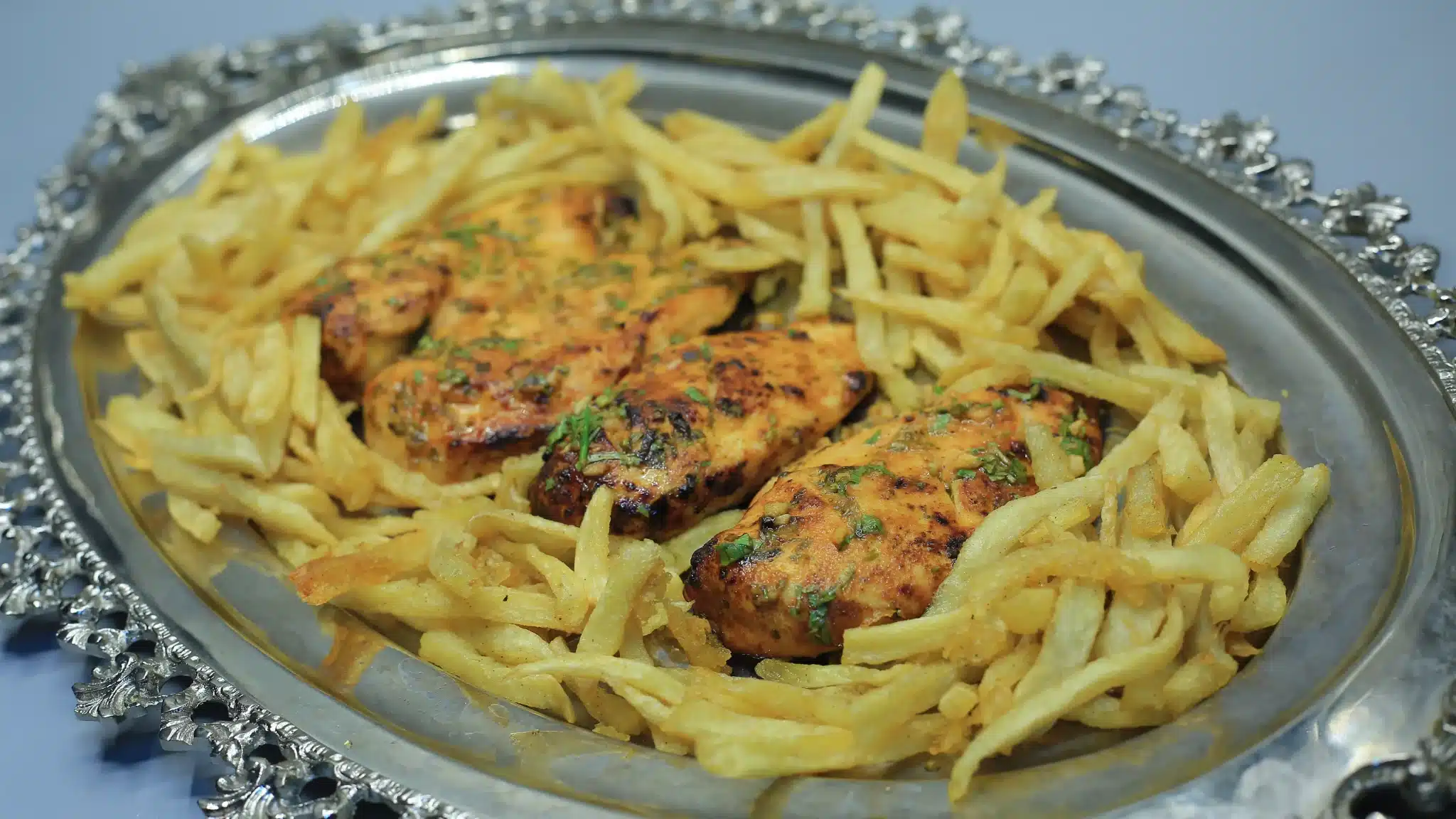 صدور دجاج طرية في القلاية الهوائية