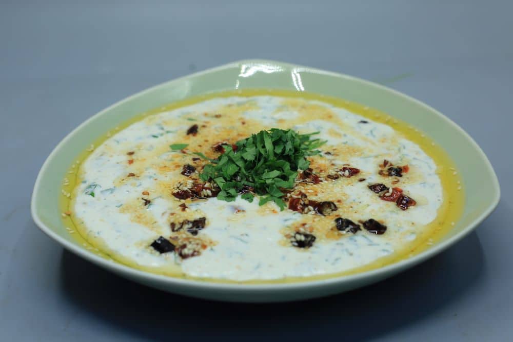 لبنة بالثوم والسمسم