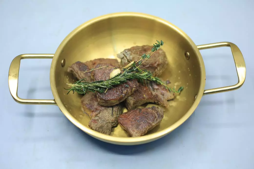 لحمة مسلوقة ومحمرة