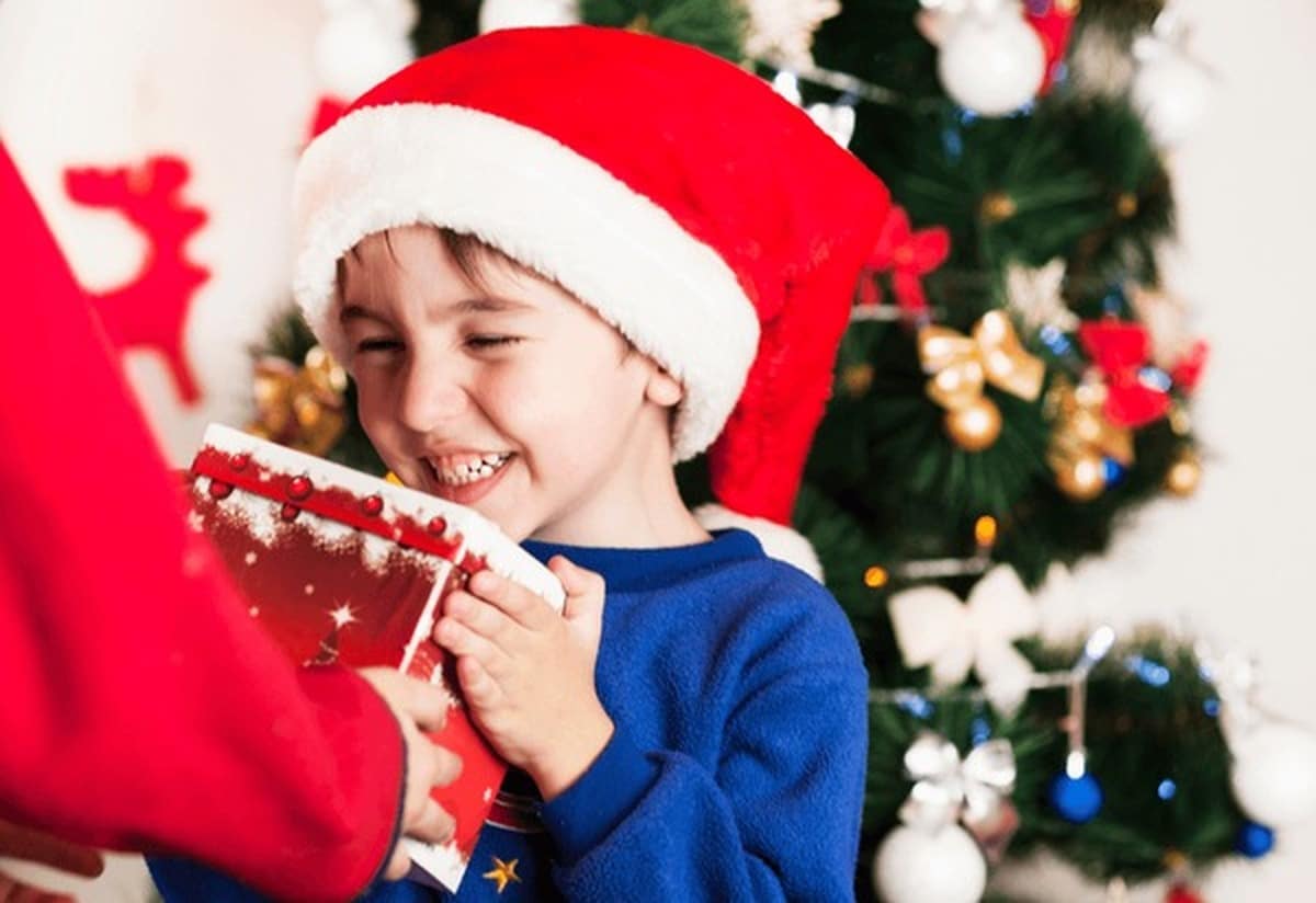 للبنات والأولاد.. أفكار هدايا الكريسماس للأطفال