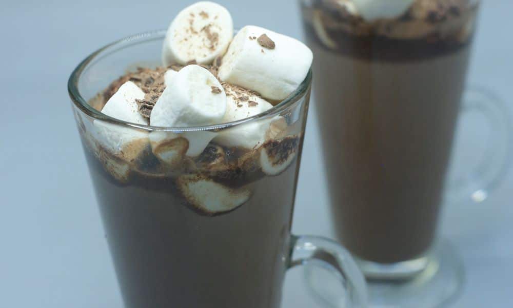 مشروب كاكاو بالقرفة والمارشميلو