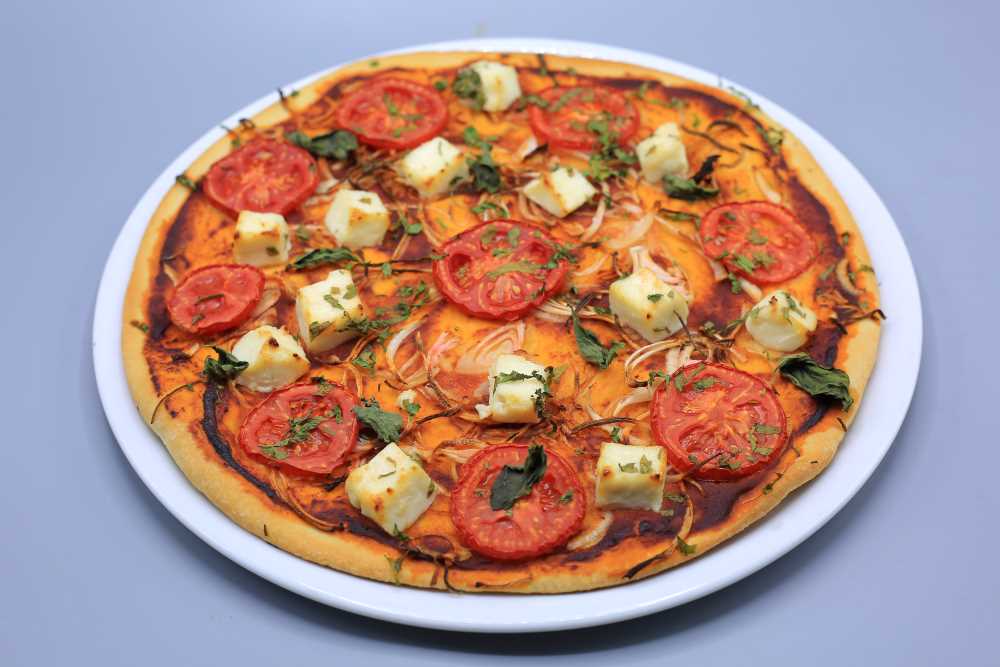 بيتزا بالطماطم