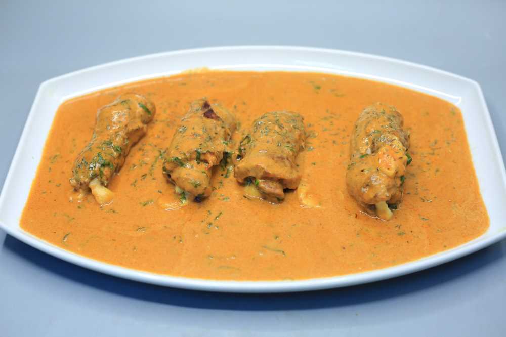 رول اللحم بحشوة الجبن بصوص الطماطم