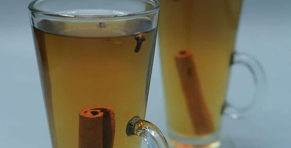 مشروب التفاح والقرفة الساخن