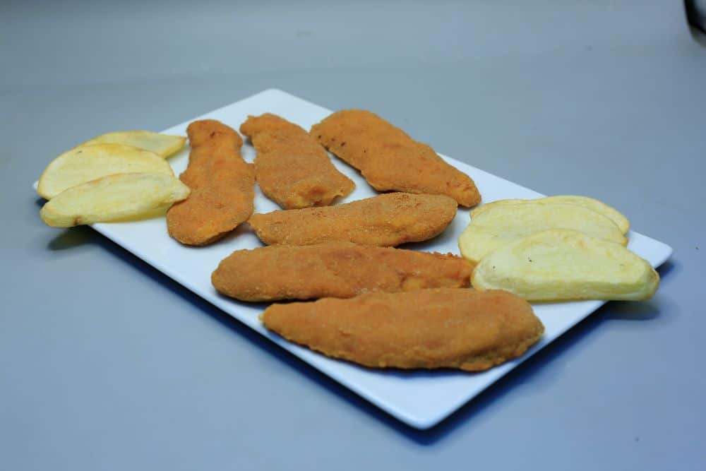 أصابع الدجاج البانيه مع بطاطس ناتيور