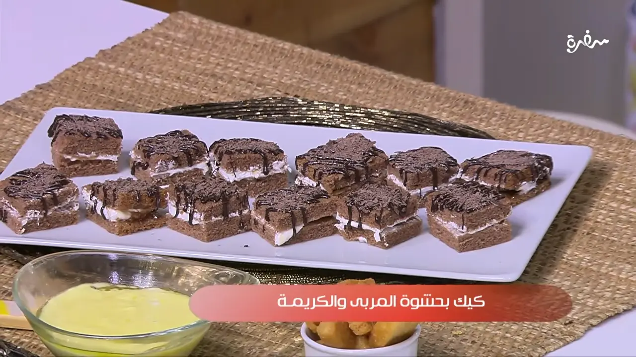 الكيك بحشوة المربى والكريمة