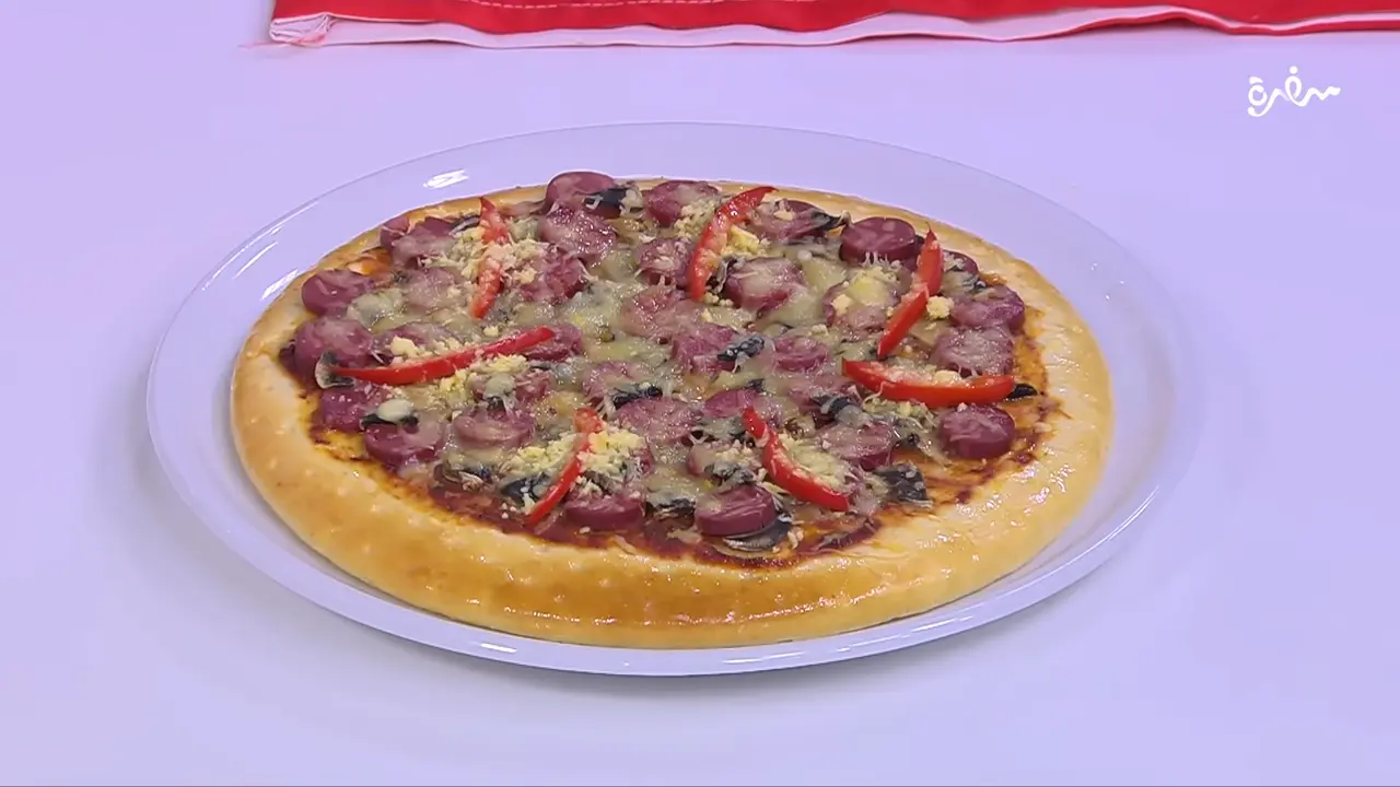 بيتزا بالفلفل والمشروم والسوسيس والشيدر المبشور