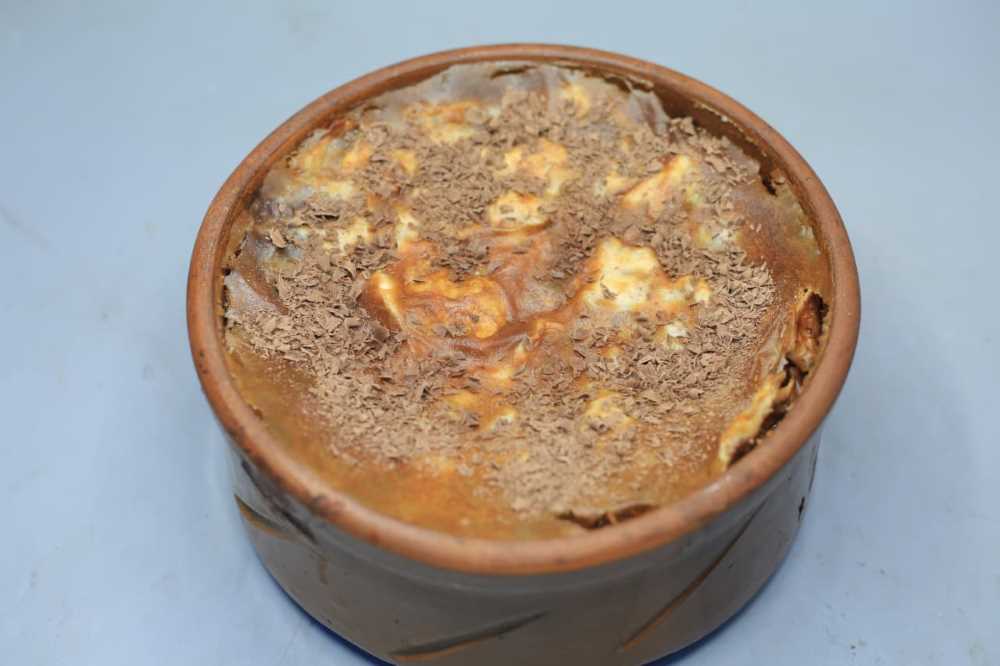 طاجن أم علي بالكريمة والشوكولاتة