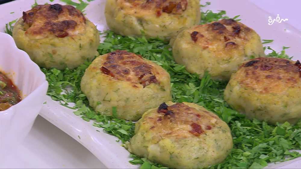 كرات البطاطس بالطماطم المجففة والزبيب والجوز