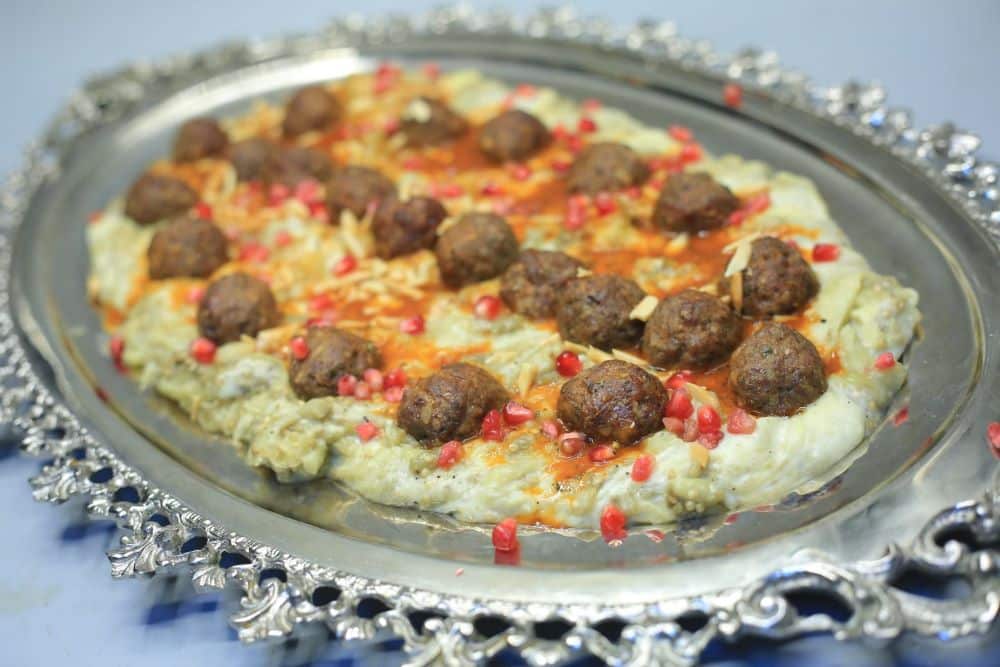 كرات اللحم مع الباذنجان المشوي