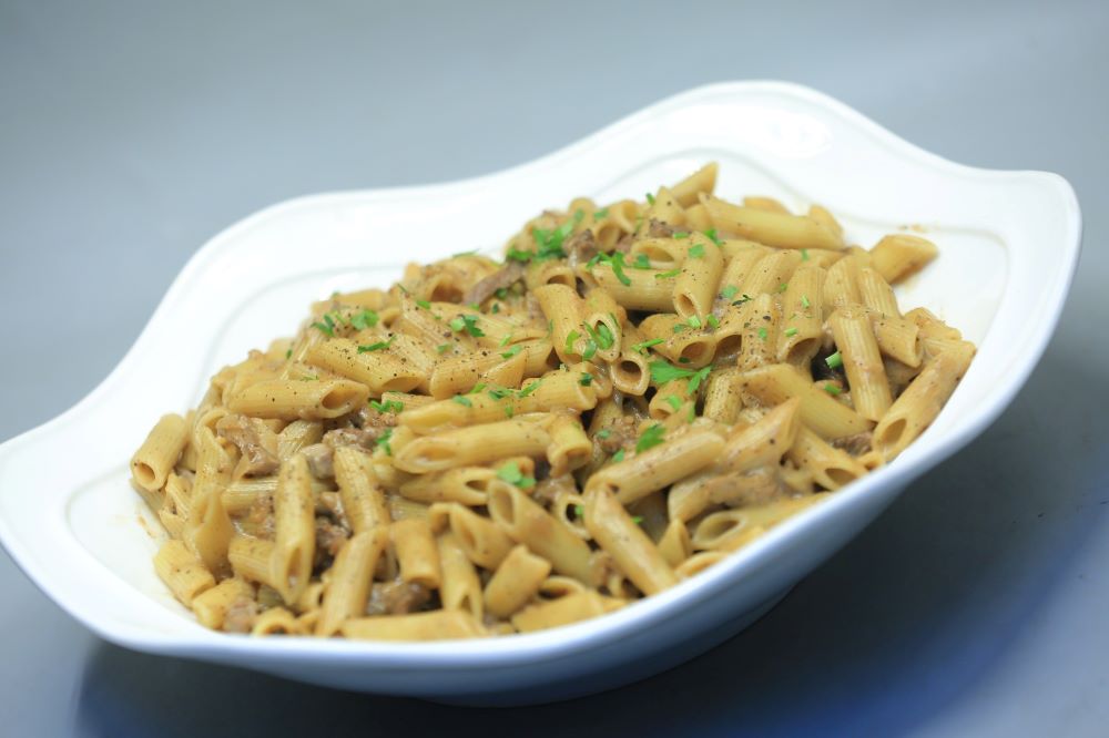 مكرونة باللحم والصوص البني