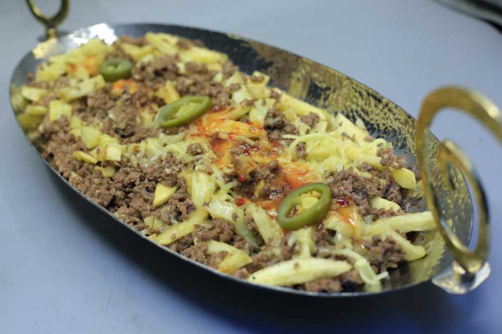 بطاطس باللحمة والتشيلي صوص