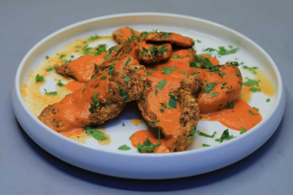 دجاج مع صوص الفلفل الأحمر