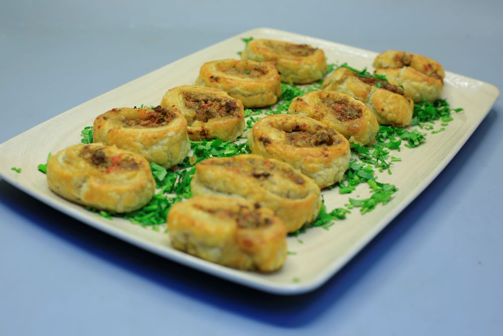 روول الباف بيستري مع اللحم المفروم ومعجون الفلفل المشوي