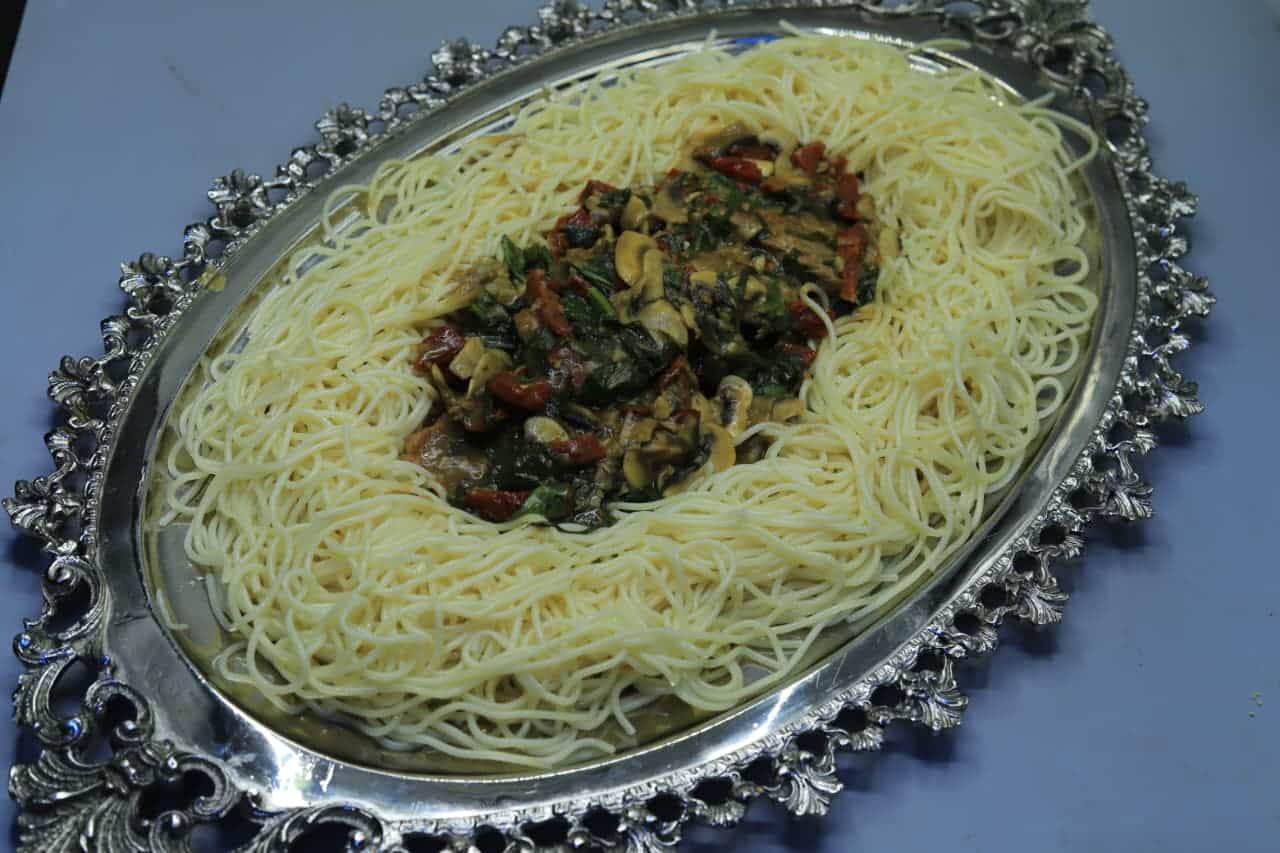 ستيك بالطماطم المجففة والسبانخ