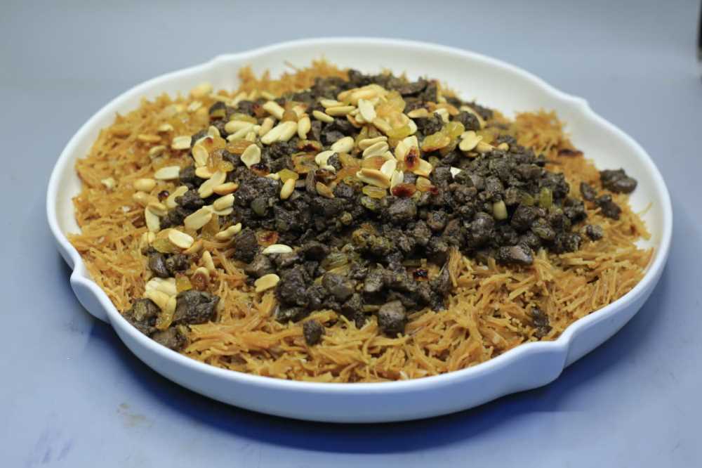 شعرية بالكبد والزبيب بطريقة توتا