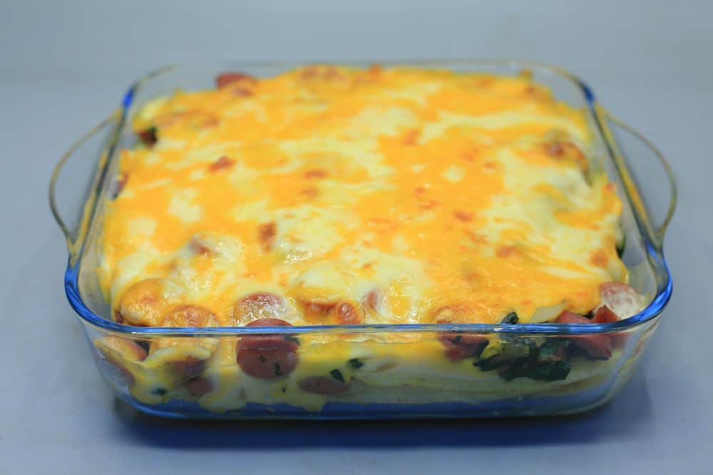 صينية بطاطس محمرة مع السبانخ والسوسيس